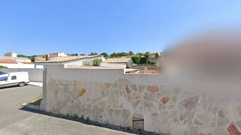 Vue de la rue devant Garage du bonheur, Gruissan