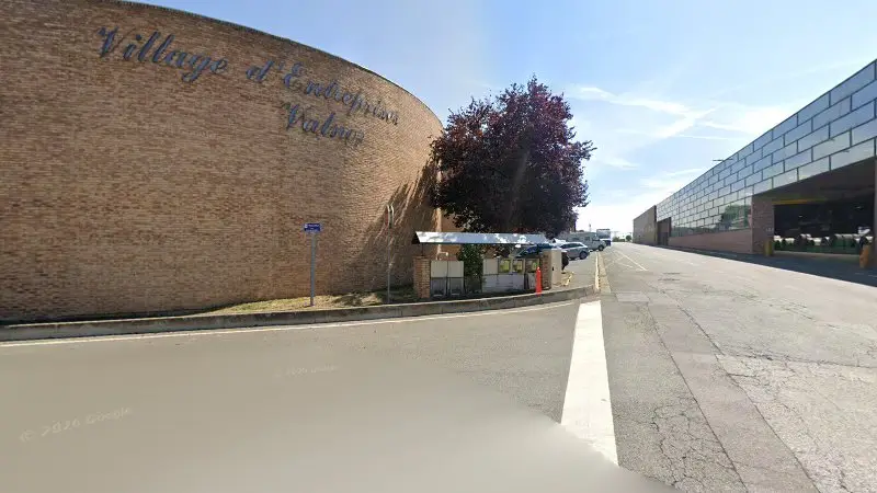 Vue de la rue devant Vroomly/clinique de l’auto, Le Thillay