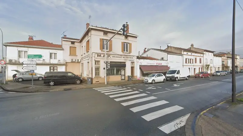Vue de la rue devant Profil Motos 81, Albi