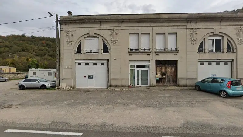 Vue de la rue devant Bugey Méca Services, Virieu-le-Grand