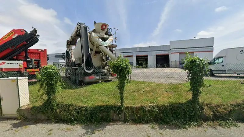 Vue de la rue devant Specialiste Du Poids Lourds, Romagné