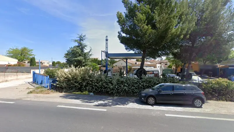Vue de la rue devant Amigo Station Pneu, Châteaurenard