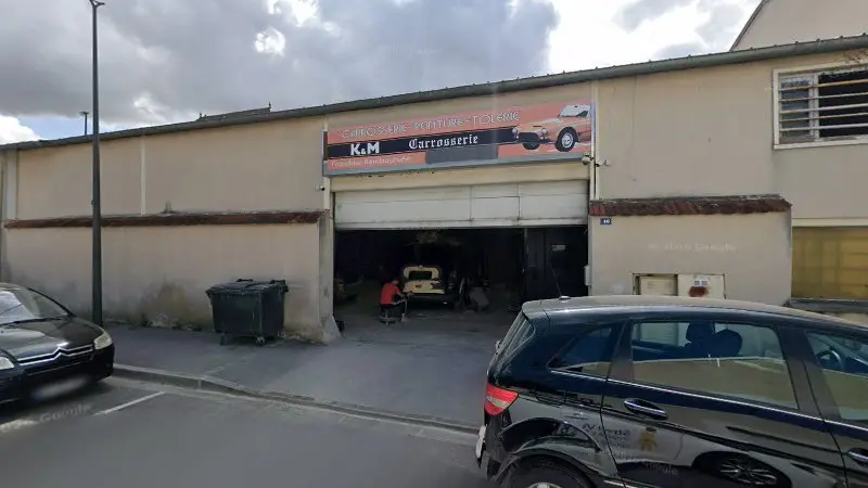 Vue de la rue devant K&M Carrosserie, Reims