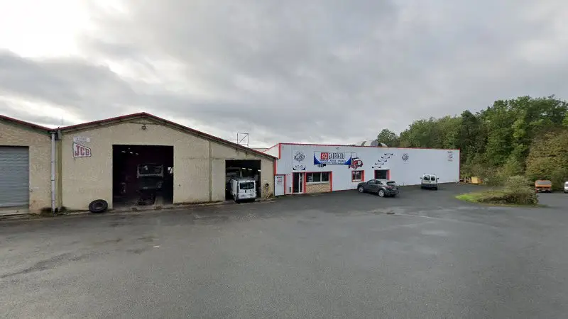 Vue de la rue devant Garrigou Garage Poids Lourds, Groléjac