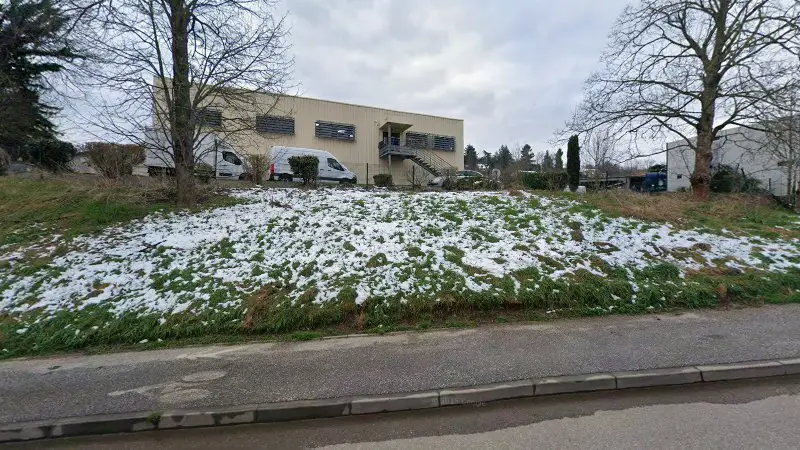 Vue de la rue devant Garage Wali Bouanani, Saint-Jean-Bonnefonds