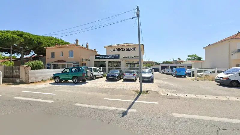 Vue de la rue devant ICI FRANCHISE CARROSSERIE, Six-Fours-les-Plages