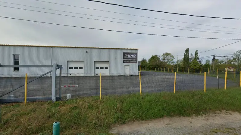 Vue de la rue devant I.M.B (Industries Mécaniques du Bourbonnais), Lusigny