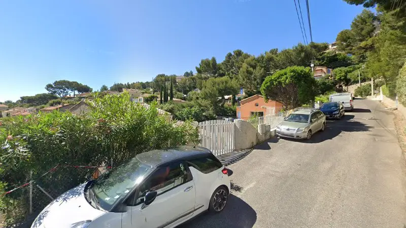 Vue de la rue devant PHILS MOTORS 83. Mécanicien à domicile, Saint-Mandrier-sur-Mer
