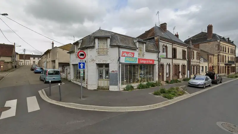 Vue de la rue devant Garage de Paris, La Bazoche-Gouet