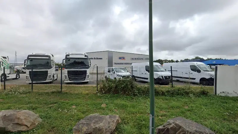 Vue de la rue devant Nissan Trucks, La Roche-sur-Yon