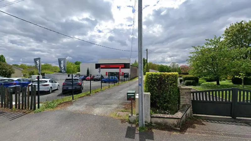Vue de la rue devant PRAHECQ AUTOMOBILES - MOTRIO, Prahecq