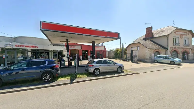 Vue de la rue devant Citroën et Esso - SARL Charles Automobiles, Loudun