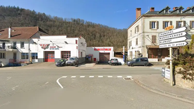 Vue de la rue devant Ad Carrosserie Peinture, Saint-Hippolyte