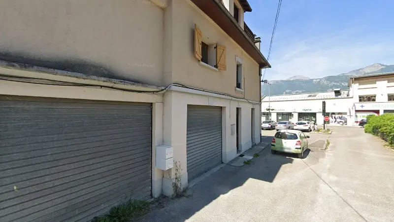 Vue de la rue devant Garage RCS Pneus Services, Villard-Bonnot