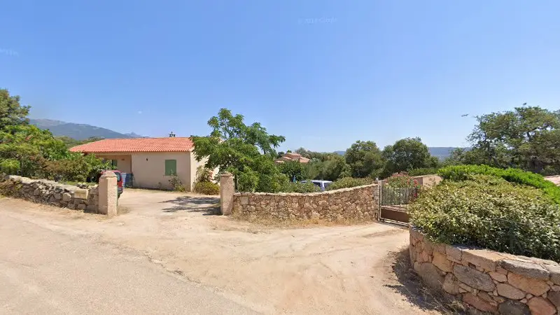 Vue de la rue devant Dépannage Sud Corse, Pianottoli-Caldarello