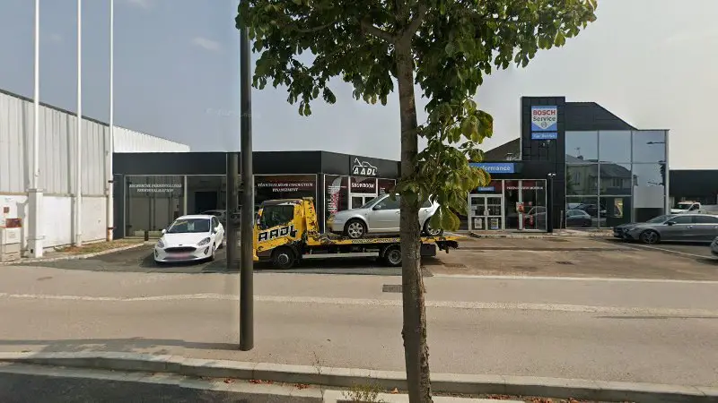 Vue de la rue devant AADL Assistance Auto Dépannage Landré, Saumur