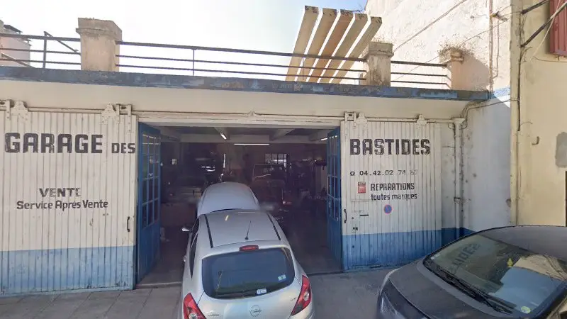 Vue de la rue devant Garage des Bastides, Les Pennes-Mirabeau