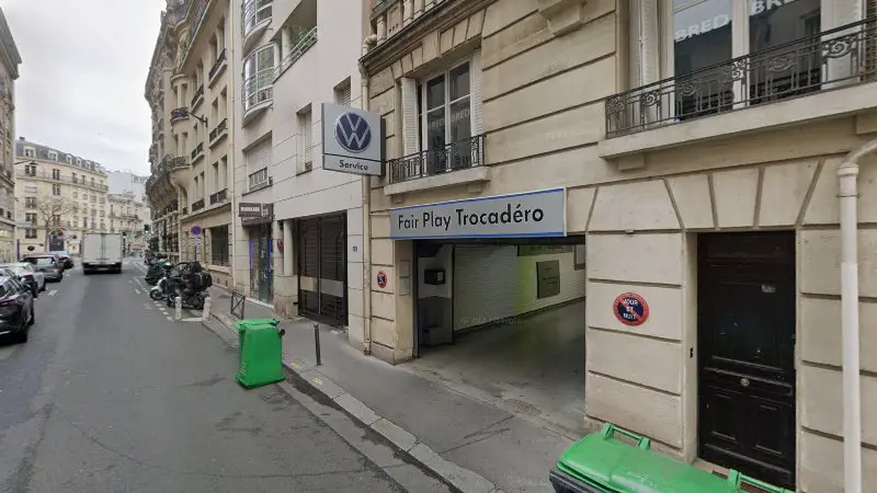 Vue de la rue devant FAIR PLAY Trocadéro - Volkswagen Service, Paris