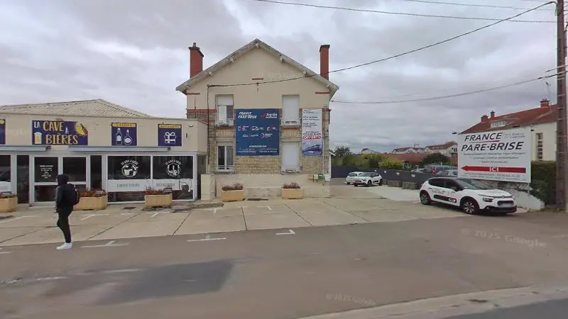 Vue de la rue devant Garage Mathieu Automobiles, Vitry-le-François