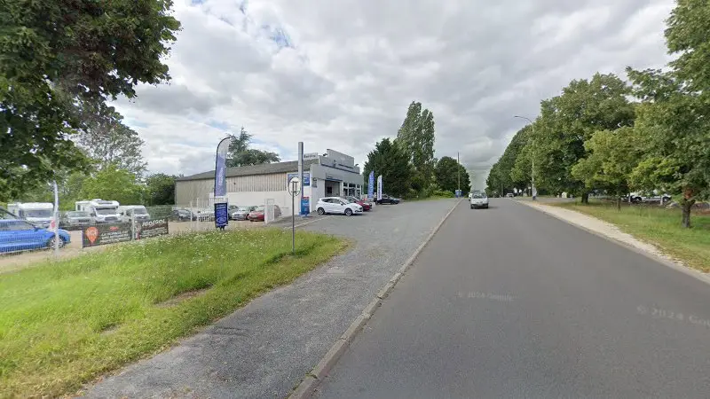 Vue de la rue devant Cosne Automobiles, Cosne-Cours-sur-Loire