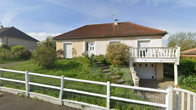 Vue de la rue devant Peloton Motocycliste Sécurité, La Queue-les-Yvelines
