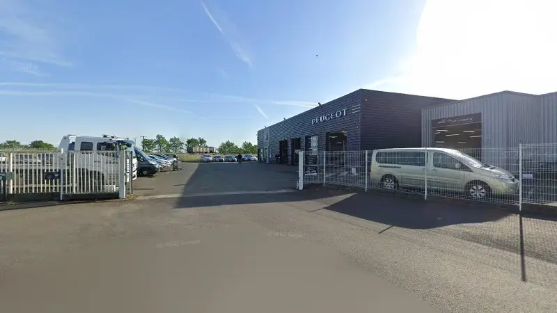 Vue de la rue devant Carrosserie Du Lion, La Marne