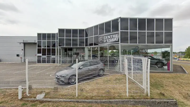 Vue de la rue devant ETOILE AUTOMOBILES MONTARGIS - Mercedes Benz - Service, Amilly