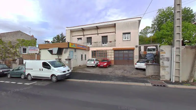 Vue de la rue devant Carrosserie Juillard, Veyre-Monton