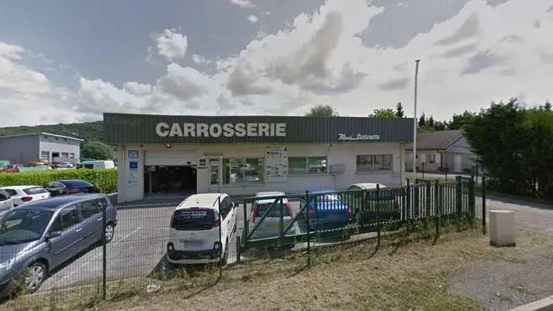 Vue de la rue devant Carrosserie Sartoretto, Sillingy