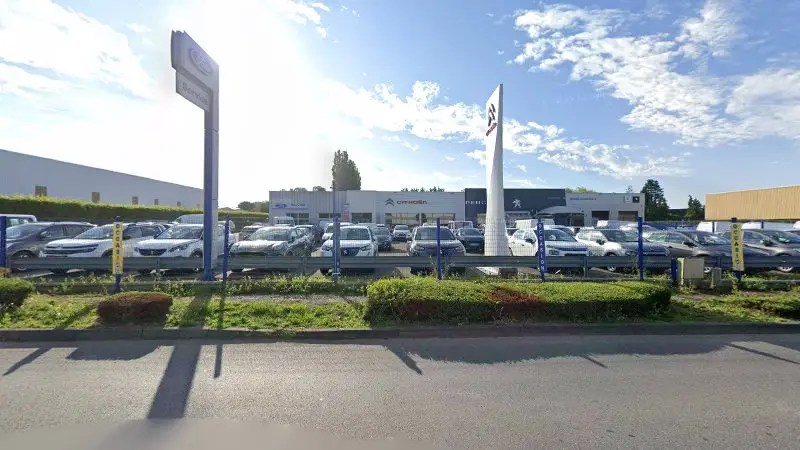 Vue de la rue devant Garage Lesnis Ford, Pont-l'Évêque