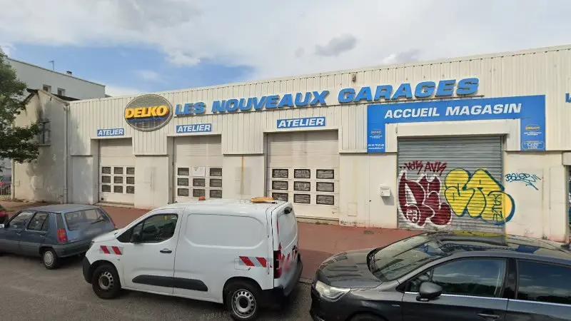 Vue de la rue devant Delko Les Nouveaux Garages, Vénissieux