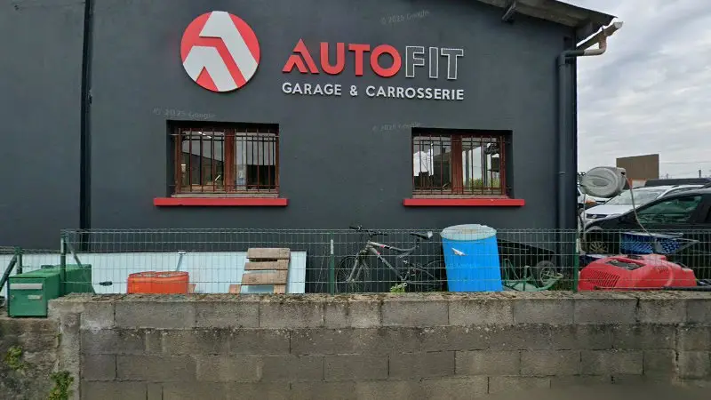 Vue de la rue devant Auto Fit Garage & Carrosserie, Niort
