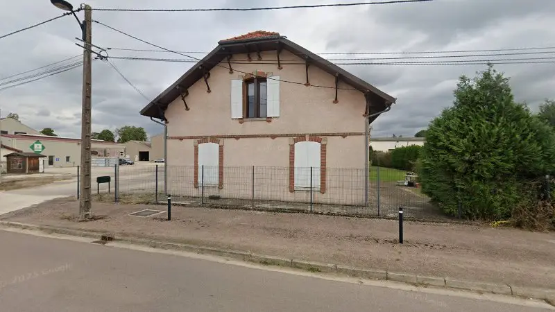 Vue de la rue devant DEKRA Technical Inspection Center, La Porte du Der
