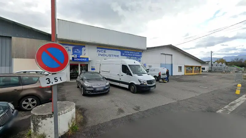 Vue de la rue devant Alliance Auto Industrie Oloron Ste Marie, Oloron-Sainte-Marie