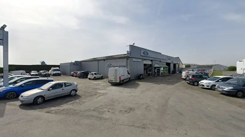 Vue de la rue devant Ford Garage Gabillard Montauban, Montauban-de-Bretagne