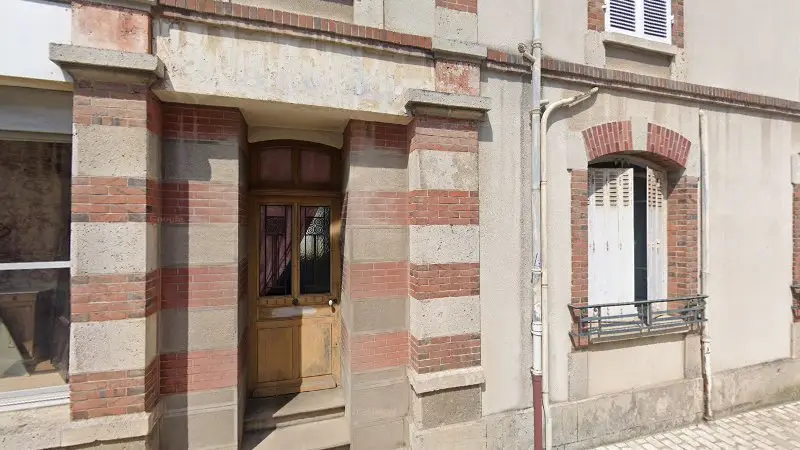 Vue de la rue devant Mederic mécanique, Les Villages Vovéens