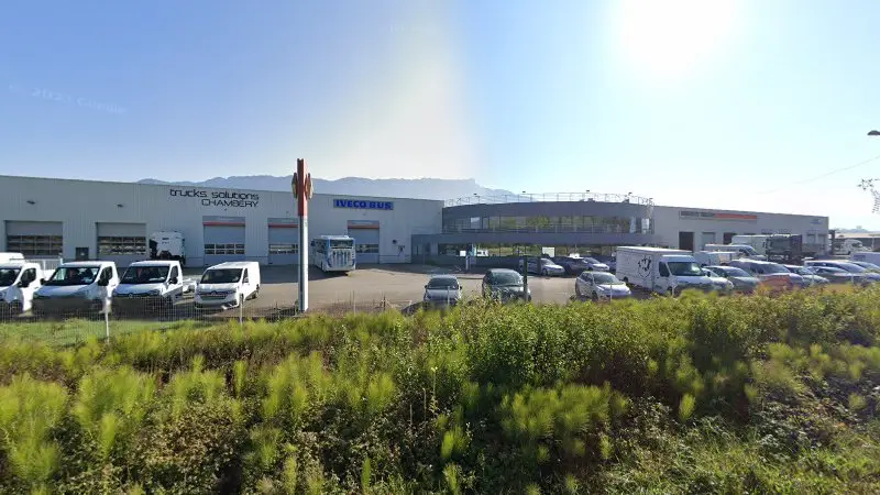 Vue de la rue devant Garage Vasseur, Voglans