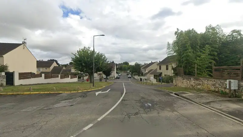 Vue de la rue devant AutoTech, Villers-sous-Saint-Leu