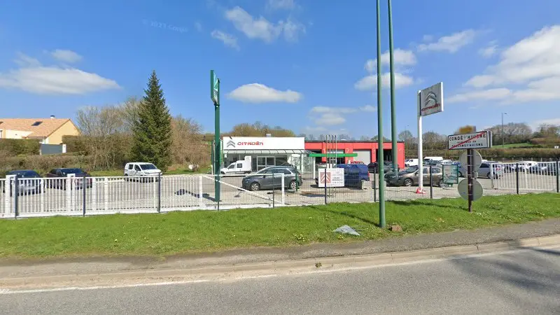 Vue de la rue devant Elan - Garage Joël Mousseau / Citroën, Sablons sur Huisne