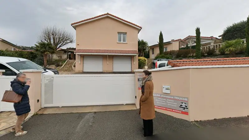 Vue de la rue devant Touche Dominique, Saint-Jean-Bonnefonds