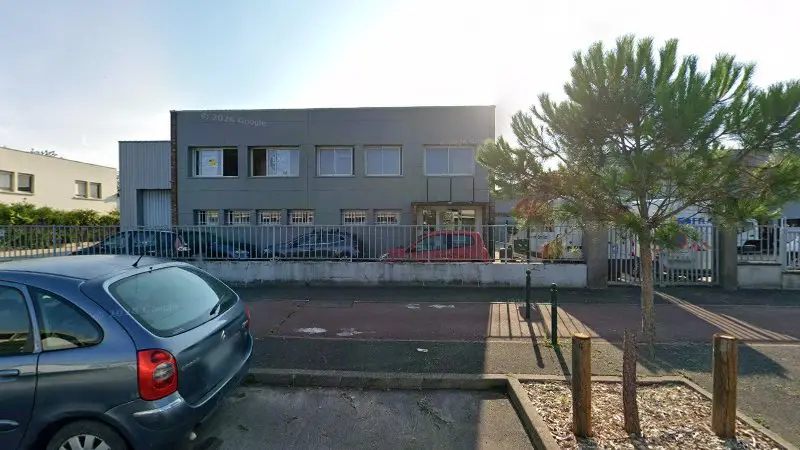 Vue de la rue devant Carross'Auto 77, Ozoir-la-Ferrière