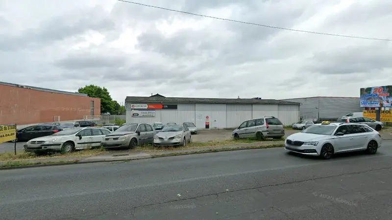Vue de la rue devant Eurorepar Garage Du Stade, Saint-Pierre-des-Corps