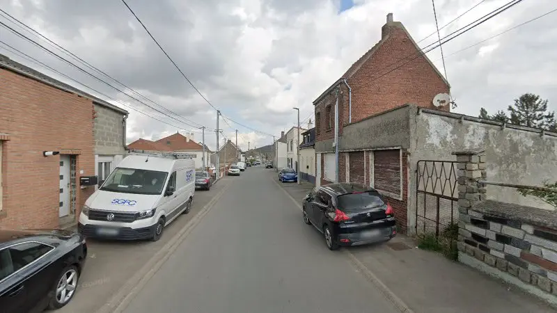 Vue de la rue devant AD Garage Expert PIETON, Hénin-Beaumont