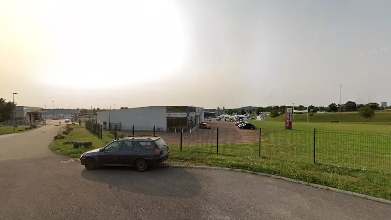 Vue de la rue devant Ad Carrosserie Et Garage, Sennecey-le-Grand