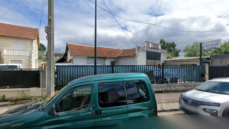 Vue de la rue devant Opal Carrosserie, Montfermeil