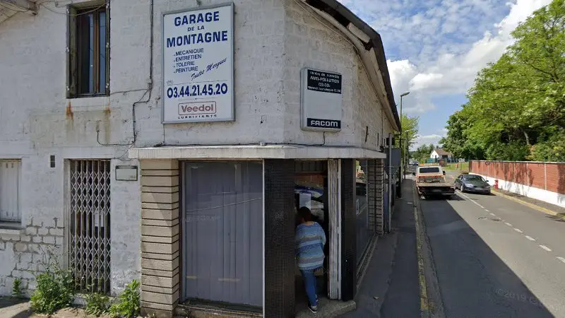 Vue de la rue devant Garage de la Montagne, Lamorlaye