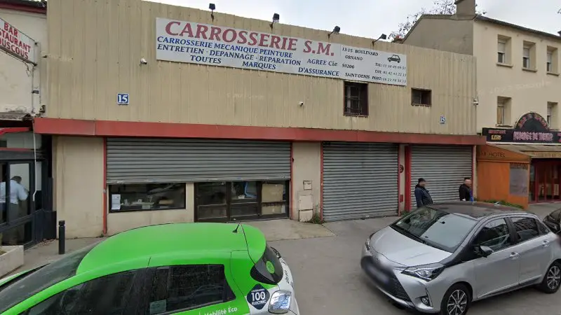 Vue de la rue devant Carrosserie S.M, Saint-Denis
