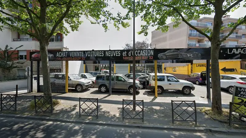 Vue de la rue devant Luxury Car Services, Livry-Gargan