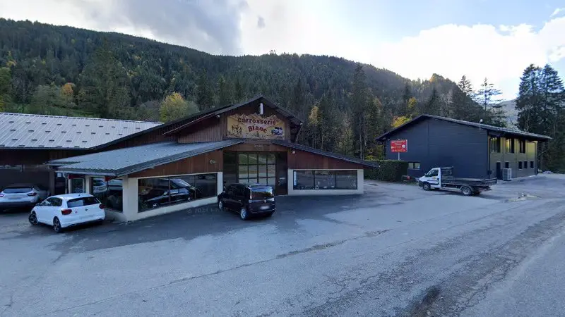 Vue de la rue devant Carrosserie Blanc- Garage des Alpes, Abondance