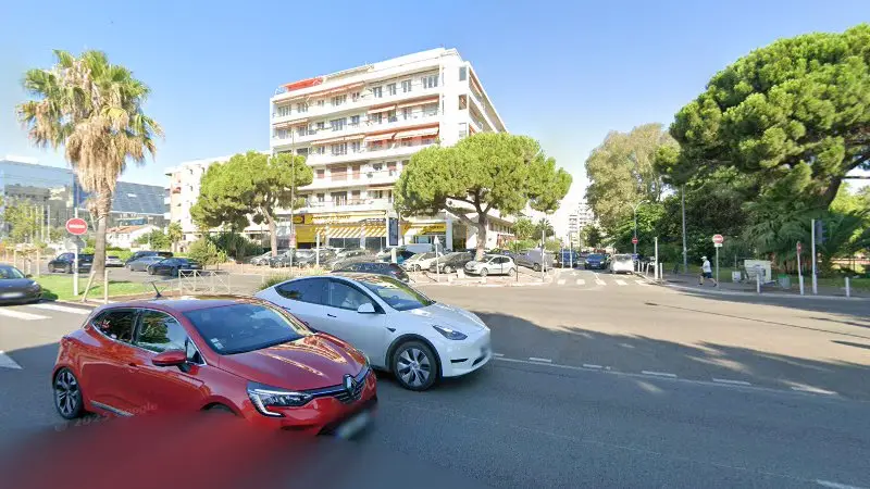Vue de la rue devant Entretien Et Services Automobiles Sans Rendez-Vous, Nice